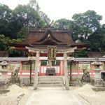 美しい社殿と珍しい狛犬　錦織神社
